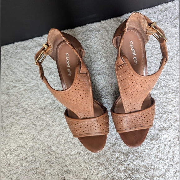 Gianni Bini Leather Wedges - Picture 4 of 8